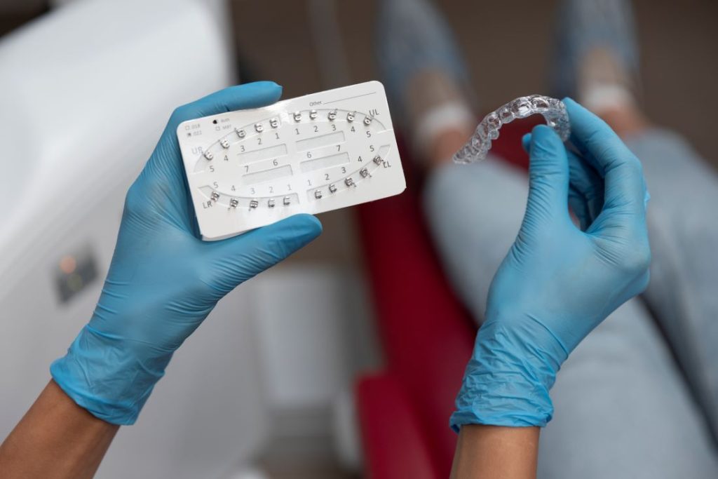 Invisalign vs braces comparison for teeth straightening and orthodontic treatment.