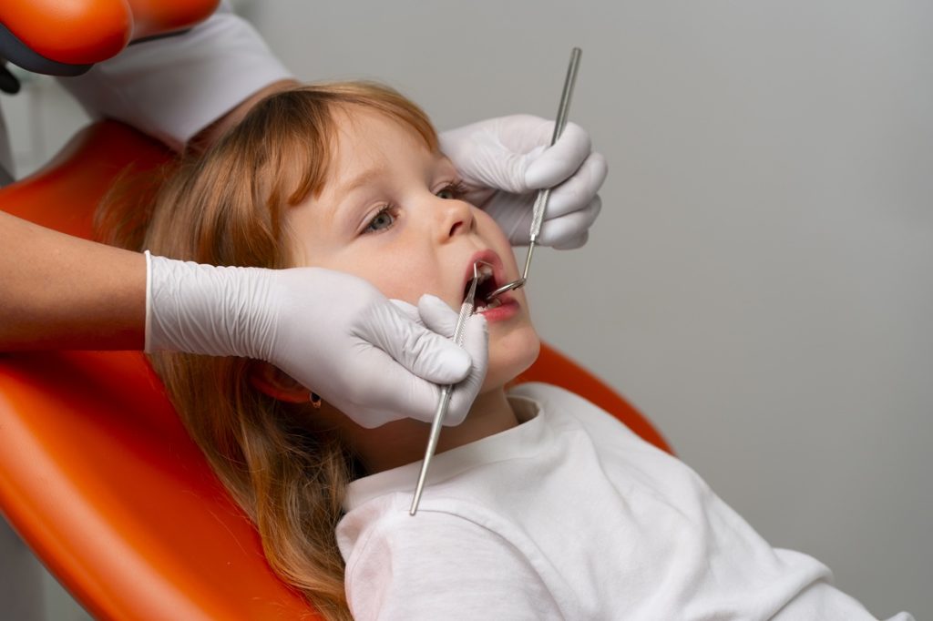 Child during a pediatric dentistry visit in a safe and friendly clinic.